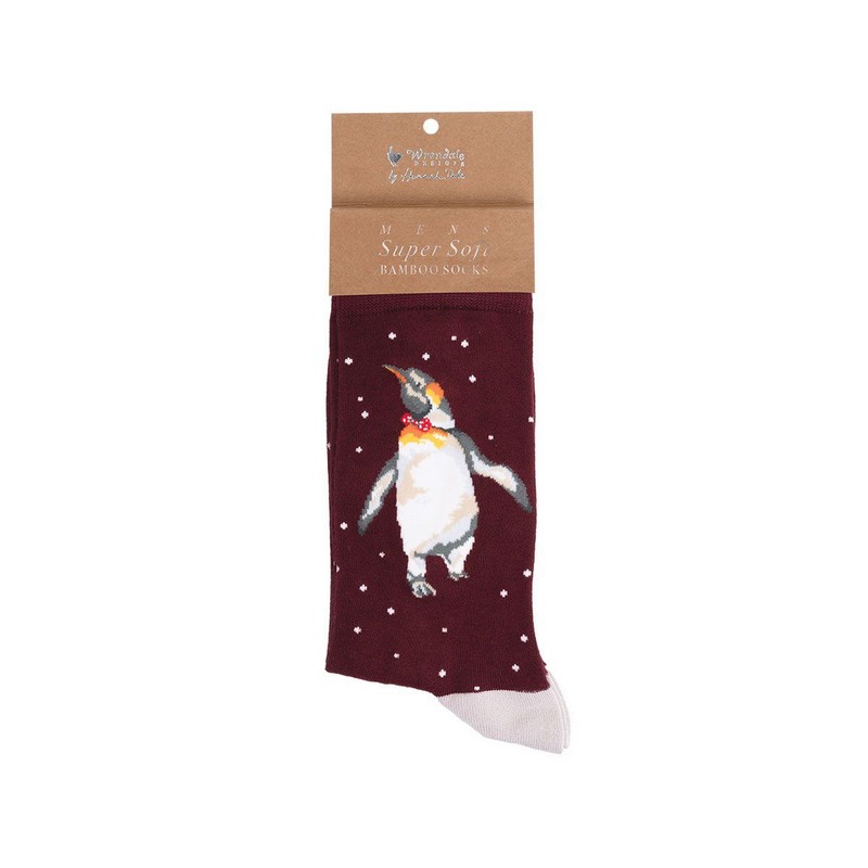 Calze natalizie da uomo decorate con pinguino con papillon su sfondo bordeaux con neve